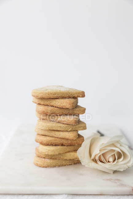 Стек Печиво пісочне формі серця і троянди — стокове фото