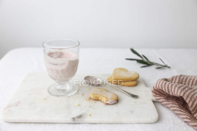Heart shaped shortbread biscuits with strawberry mousse — Stock Photo