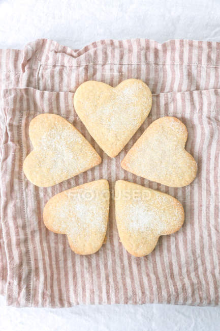 Biscoitos de biscoito em forma de coração no guardanapo — Fotografia de Stock