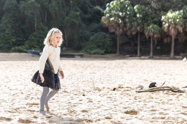 Девушка прогуливается по пляжу в солнечный день — стоковое фото