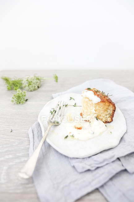Halb gegessen Zitrone und Thymiansirup Kuchen — Stockfoto