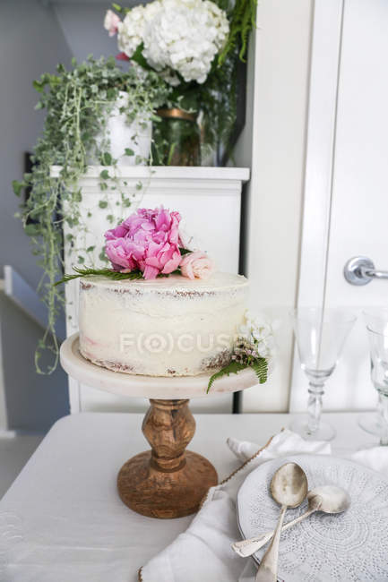 Sponge cake with buttercream icing on cake stand — Stock Photo