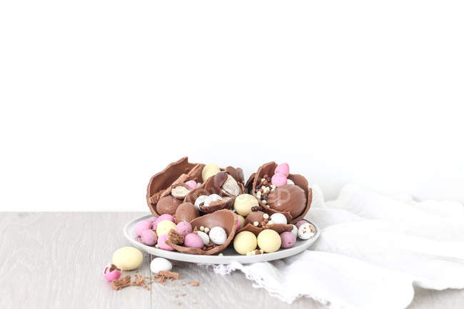 Ovos de Páscoa de chocolate em um prato, fundo branco — Fotografia de Stock