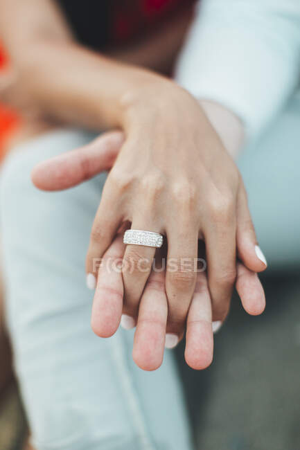 Mann und Frau halten Händchen — Stockfoto