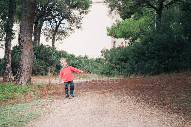 Хлопець, що ходить лісом. — стокове фото