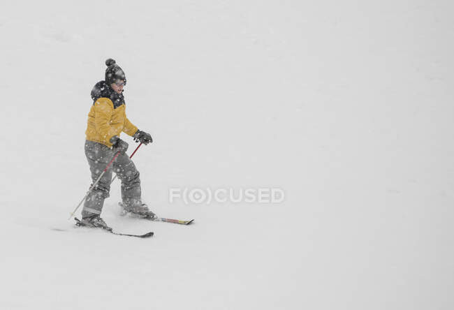 Мальчик на лыжах, Пампорово, Болгария — стоковое фото