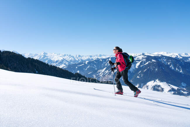 Woman cross-country skiing, Zell am see, Salzburg, Austria — Stock Photo