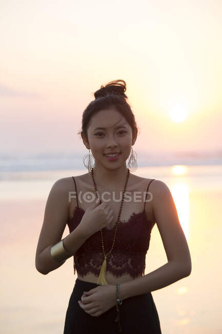 Ritratto di una donna sorridente sulla spiaggia, Bali, Indonesia — Foto stock