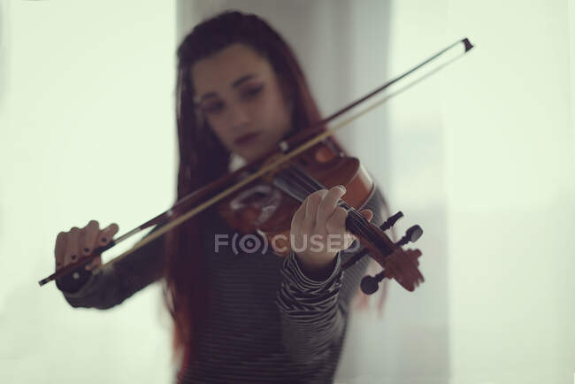Chica tocando el violín - foto de stock