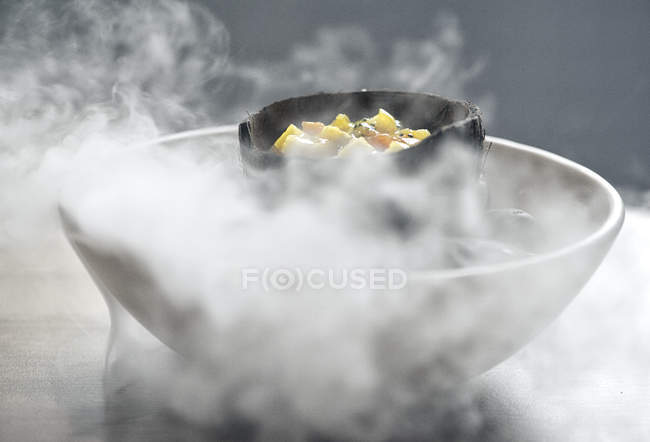 Torta di cocco con ghiaccio secco in fumo — goloso, Delizioso - Stock Photo