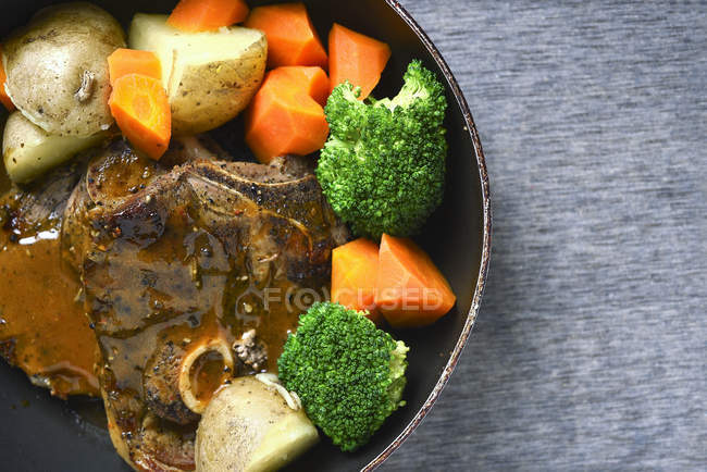 Costeletas de cordeiro grelhado com batatas, cenouras e brócolis — Fotografia de Stock