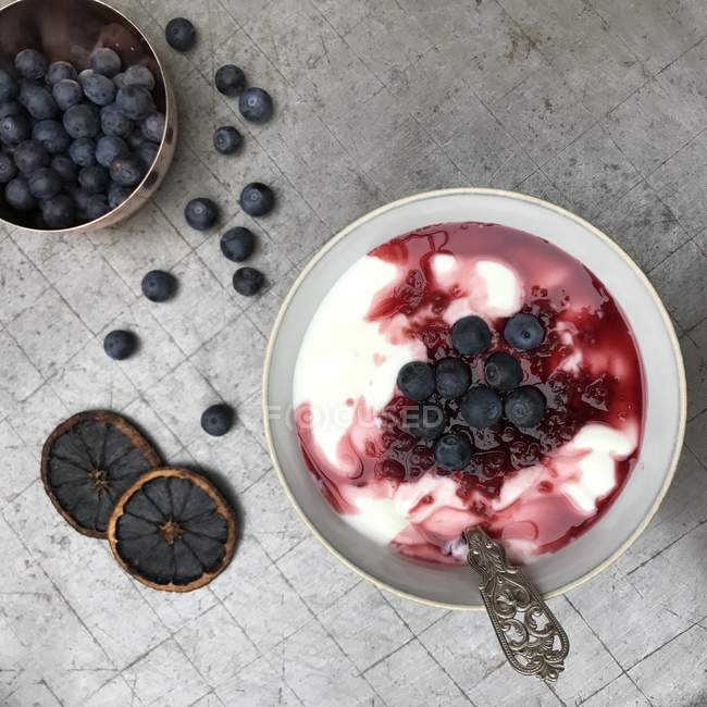 Vista dall'alto del muesli con yogurt e mirtilli — Foto stock