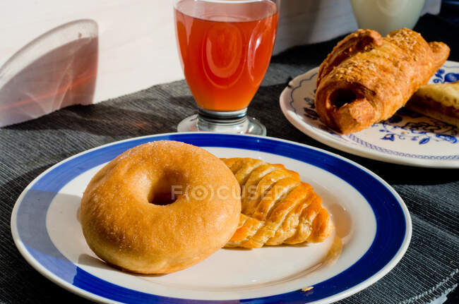 Breakfast pastries with fresh juice — Stock Photo