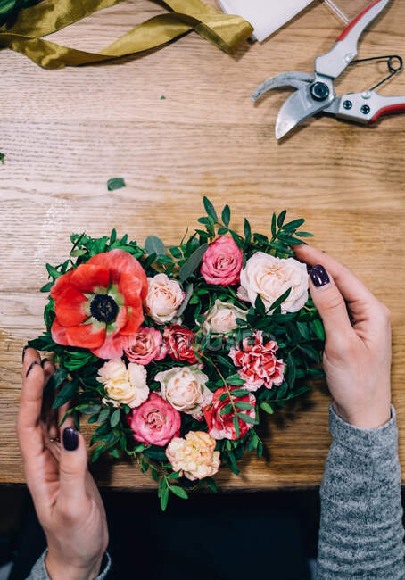 Plan recadré de femme faisant arrangement de fleurs — Photo de stock