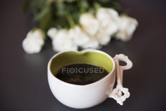 Primo piano vista della tazza di caffè a forma di cuore — Foto stock