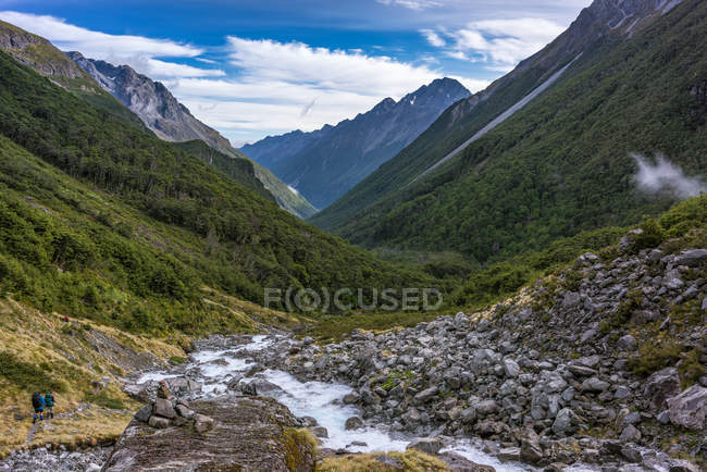 Two women Hiking in Nelson Lakes National Park, Tasman, South Island, New Zealand — Stock Photo