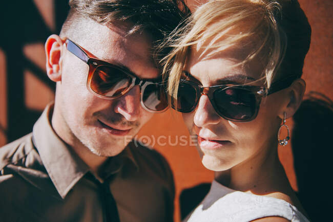 Портрет пари в сонцезахисних окулярах — стокове фото