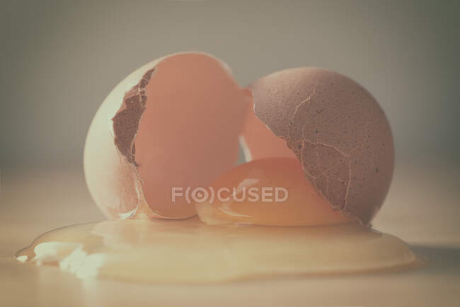 Visão de close-up de ovo fresco rachado — Fotografia de Stock