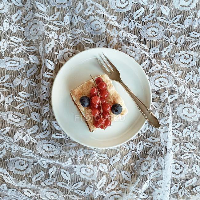Torte mit roten Johannisbeeren und Blaubeeren auf dem Teller — Stockfoto