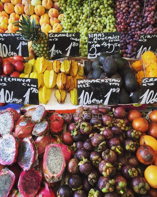 Frutas en venta en el mercado de Agricultores vista de cerca de - foto de stock