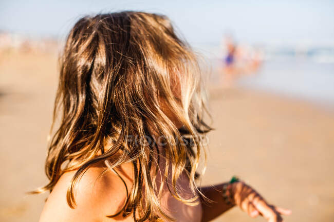 Perfil de una chica en la playa - foto de stock