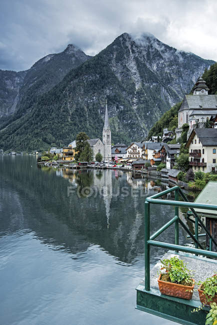 Scenic view of Hallstatt village and lake, Obertraun, Gmunden, Austria — Stock Photo