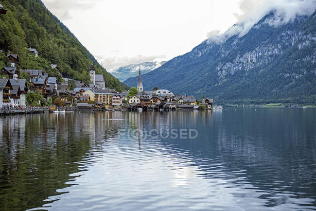 Vista panorâmica da aldeia e lago Hallstatt, Obertraun, Gmunden, Áustria — Fotografia de Stock