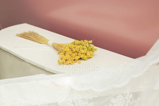 Vista de cierre del Bouquet de flores amarillas secas - foto de stock