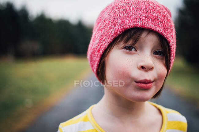 Portrait d'une fille portant un bonnet à l'extérieur — Photo de stock
