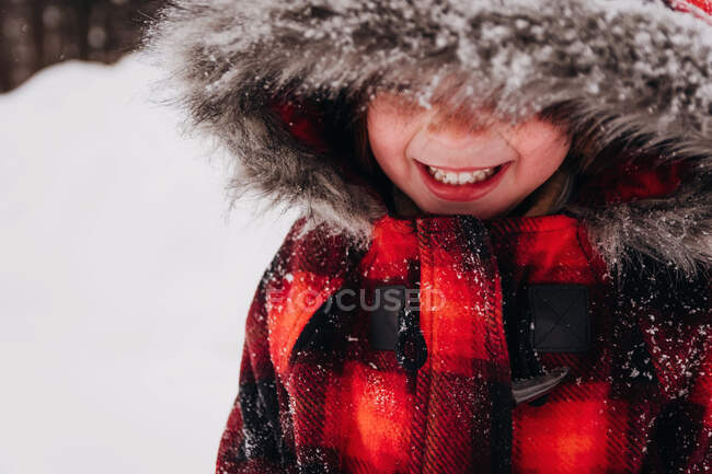 Retrato de uma menina sorridente em parka com capuz — Fotografia de Stock