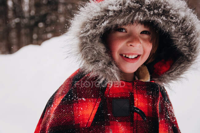Retrato de uma menina sorridente em parka com capuz — Fotografia de Stock