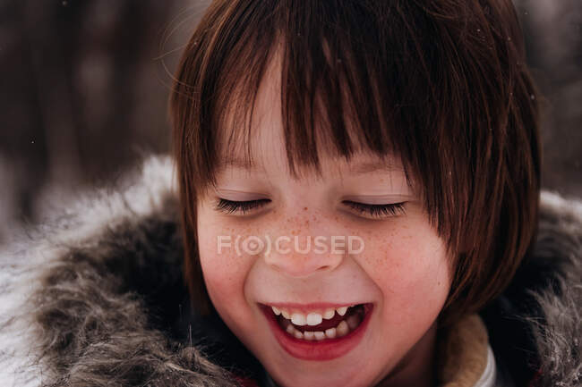 Close-up portrait of  girl outside laughing — Stock Photo