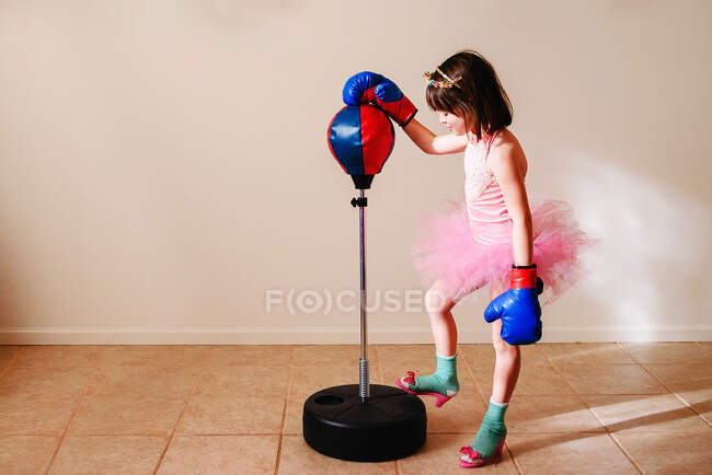 Девушка в розовых пачках и туфлях на высоком каблуке учится боксу — стоковое фото