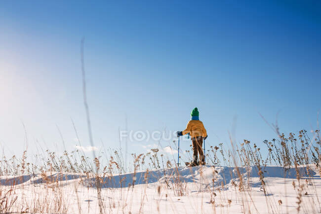 Menino snowshoeing no inverno na natureza — Fotografia de Stock