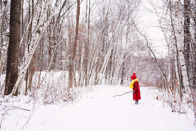Ragazza che gioca nel bosco nella neve nella foresta invernale — Foto stock