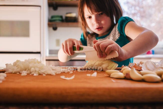 Girl chopping onions, closeup — Stock Photo