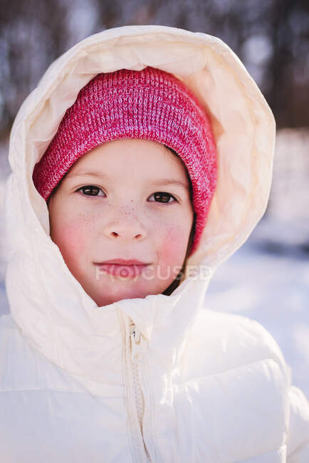 Retrato de uma menina em roupas quentes na neve — Fotografia de Stock