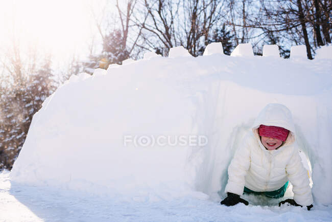 Mädchen spielt in einem Schnee-Fort — Stockfoto