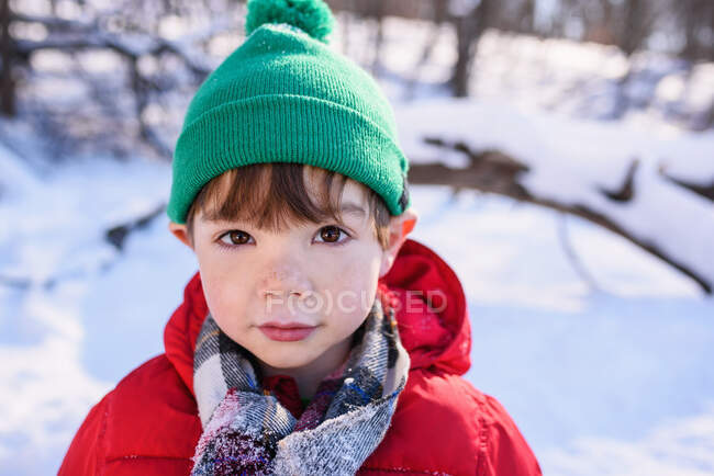 Retrato de um menino usando um chapéu bobble — Fotografia de Stock