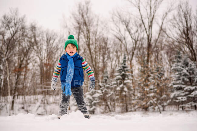 Boy playing in the snow — Stock Photo