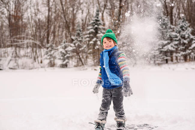 Портрет хлопчика, що кидає снігову кулю — стокове фото