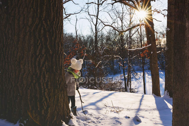 Ragazza che gioca nella neve — Foto stock