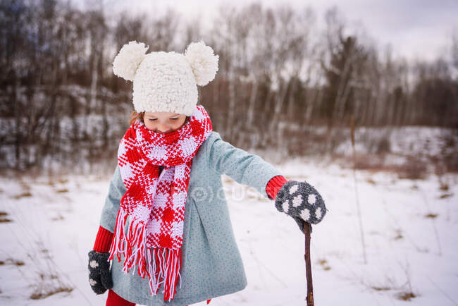 Girl playing in snow on winter day — Stock Photo