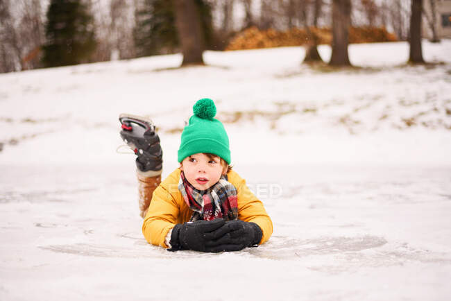 Хлопчик катається на ковзанах і падає — стокове фото