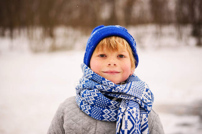 Портрет мальчика, стоящего в снегу — стоковое фото