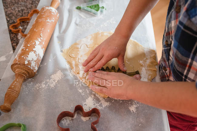 Image recadrée de garçon faisant des biscuits de Noël — Photo de stock