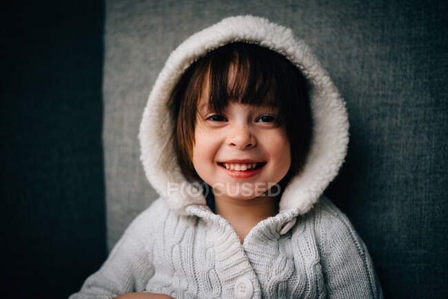 Портрет дівчини в білому капюшоні посміхається — стокове фото