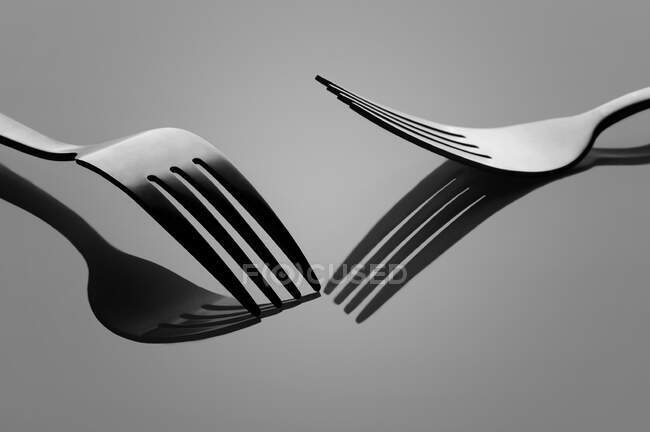 Dos tenedores y sombras - foto de stock