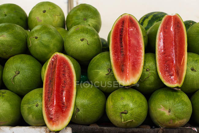 Nahaufnahme von süßen und frischen Wassermelonen auf einem Markt — Stockfoto
