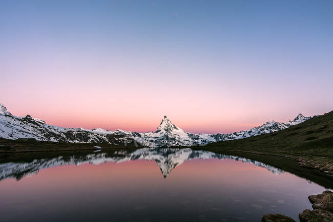 Vista panorámica de la montaña Matterhorn al atardecer, Zermatt, Suiza - foto de stock
